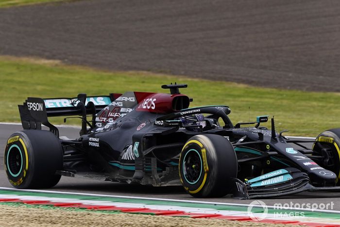 Lewis Hamilton, Mercedes W12, con un alerón delantero dañado