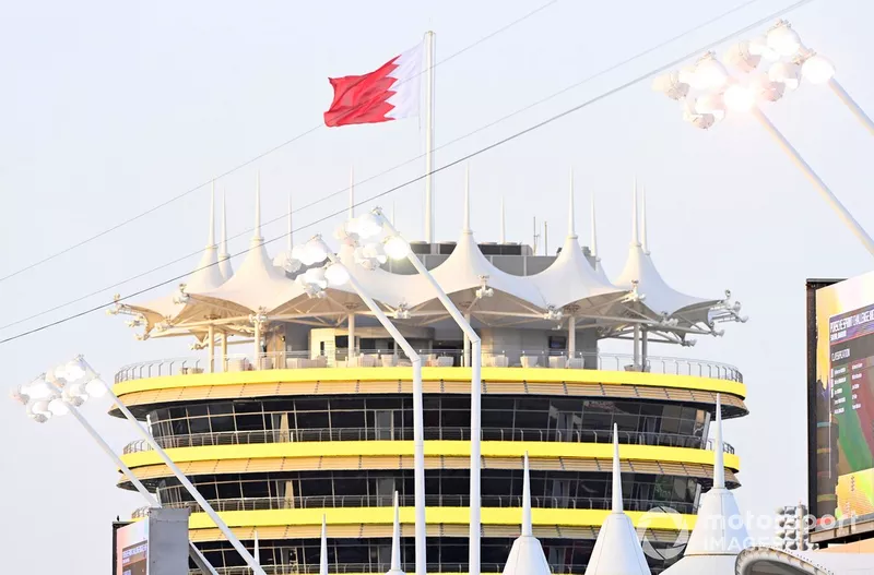 La bandera de Bahrein ondea sobre el circuito