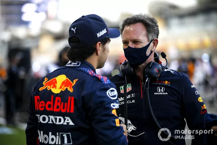 Christian Horner, director del equipo Red Bull Racing y Sergio Pérez, Red Bull Racing en la parrilla