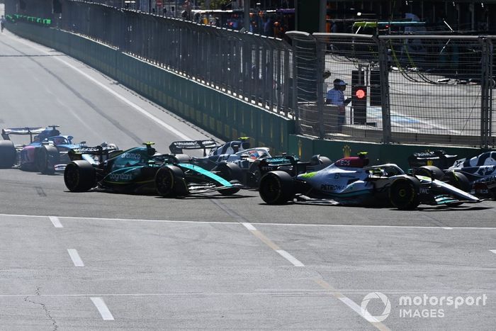 Arrancada Lewis Hamilton, Mercedes W13, Yuki Tsunoda, AlphaTauri AT03, Sebastian Vettel, Aston Martin AMR22, Fernando Alonso, Alpine A522, Lando Norris, McLaren MCL36, en la primera curva
