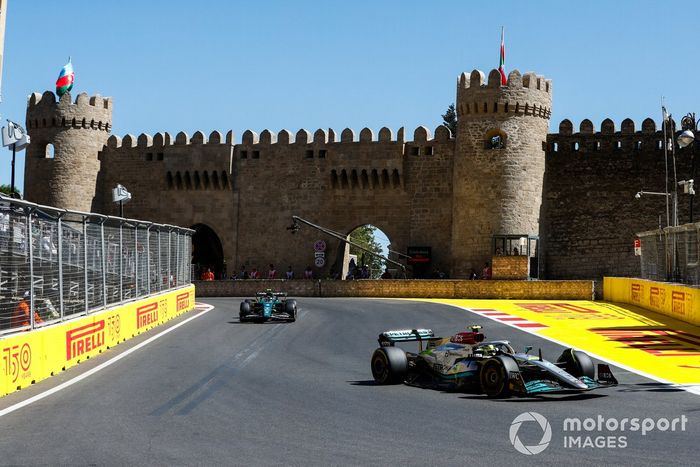 Lewis Hamilton, Mercedes W13, Sebastian Vettel, Aston Martin AMR22