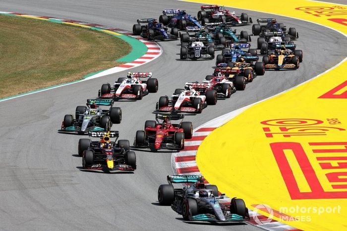 George Russell, Mercedes W13 Sergio Pérez, Red Bull Racing RB18 y Carlos Sainz, Ferrari F1-75  