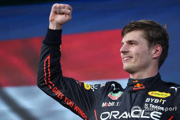 Max Verstappen, Red Bull Racing, 1ª posición, lo celebra en el podio