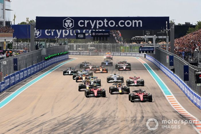 Charles Leclerc, Ferrari F1-75, Carlos Sainz, Ferrari F1-75, Max Verstappen, Red Bull Racing RB18, Sergio Pérez, Red Bull Racing RB18, el resto de la parrilla carga en la primera curva al inicio de la carrera
