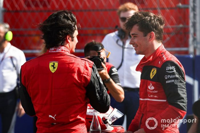 Carlos Sainz, de Ferrari, y Charles Leclerc, de Ferrari, hablan tras la clasificación