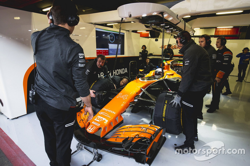 Fernando Alonso, McLaren, dans le garage, attend de prendre la piste