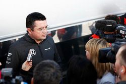 Eric Boullier, Racing Director, McLaren, con los medios