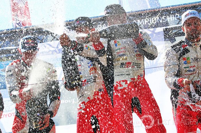 Podio: ganadores Esapekka Lappi, Janne Ferm, Toyota Racing, segundo lugar Elfyn Evans, Daniel Barritt, M-Sport, y tercero Juho Hänninen, Kaj Lindström, Toyota Racing