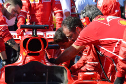 Meccanici Ferrari al lavoro sulla monoposto di Sebastian Vettel, Ferrari SF70H
