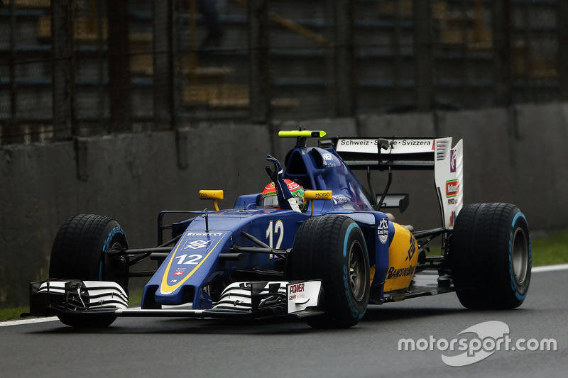 Felipe Nasr, Sauber C35, célèbre sa neuvième place à la fin de la course