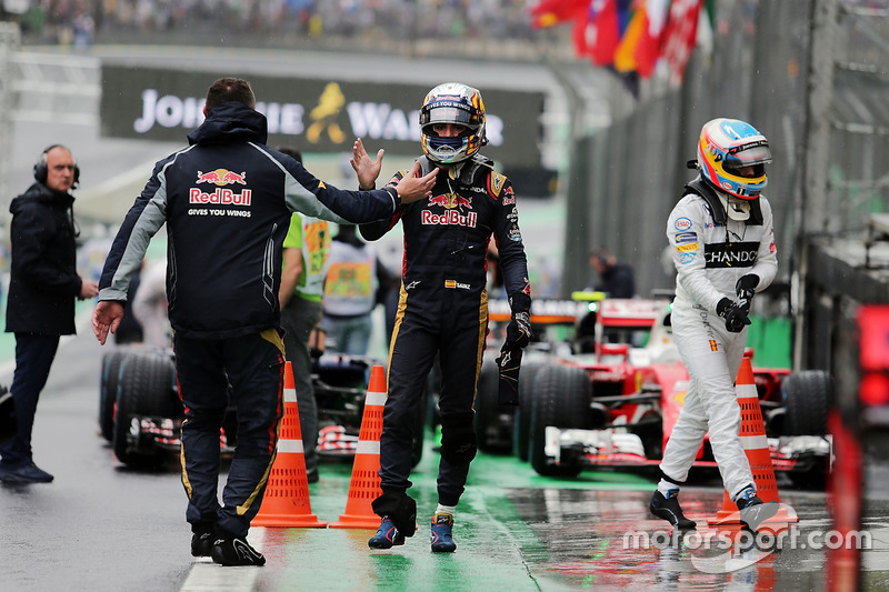 Carlos Sainz Jr., Scuderia Toro Rosso celebra en parc ferme mientras Fernando Alonso, McLaren camina