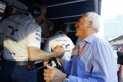 Paddy Lowe, Williams Formula 1, congratulates Lawrence Stroll on his son's third place finish