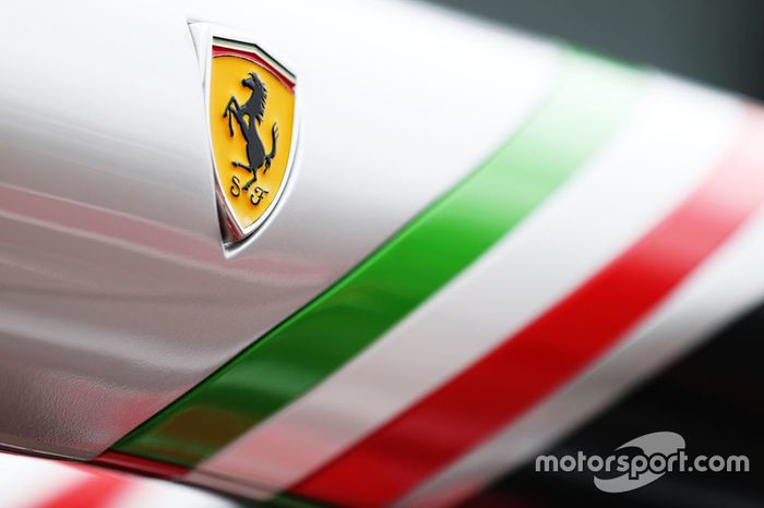 Detalle de pórtico de pit de Ferrari