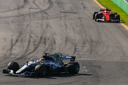 Lewis Hamilton, Mercedes AMG F1 W08, devant Sebastian Vettel, Ferrari SF70H