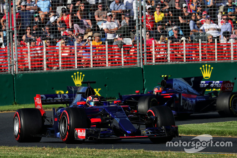 Daniil Kvyat, Scuderia Toro Rosso STR12, Carlos Sainz Jr., Scuderia Toro Rosso STR12