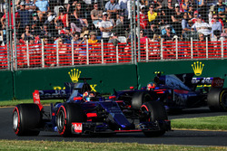 Daniil Kvyat, Scuderia Toro Rosso STR12, Carlos Sainz Jr., Scuderia Toro Rosso STR12