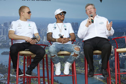 Valtteri Bottas, Mercedes AMG, Lewis Hamilton, Mercedes AMG, et Ross Brawn, directeur du sport automobile à la FOM, sur scène
