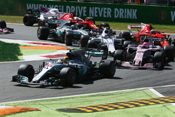 Lewis Hamilton, Mercedes AMG F1 W08, Esteban Ocon, Sahara Force India F1 VJM10, Lance Stroll, Williams FW40, Kimi Raikkonen, Ferrari SF70H, et le reste du peloton au départ
