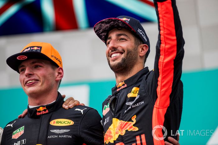 Max Verstappen, Red Bull Racing, ganador de la carrera, y el tercero clasificado, Daniel Ricciardo, Red Bull Racing, en el podio.