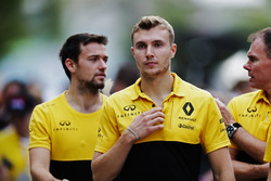 Гонщик Renault Sport F1 Джолион Палмер и тест-пилот команды Сергей Сироткин