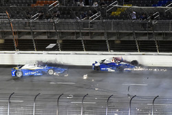 Crash de Scott Dixon, Chip Ganassi Racing Honda, et Takuma Sato, Andretti Autosport Honda