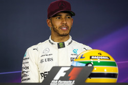Le poleman Lewis Hamilton, Mercedes AMG F1 lors de la conférence de presse