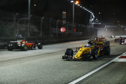 Джоліон Палмер (Renault RS17) минає Ferrari SF70H Себастьяна Феттеля