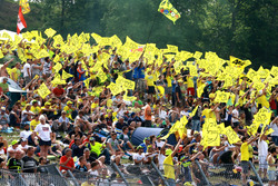 Des fans de Valentino Rossi, Yamaha Factory Racing