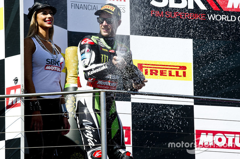 Podio: ganador de la carrera Jonathan Rea, Kawasaki Racing celebra con champagne