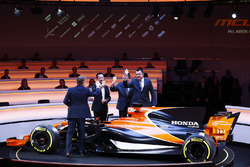 I-D: Presentador Simon Lazenby, Yusuke Hasegawa, Senior Managing Officer, Honda, Zak Brown, Director