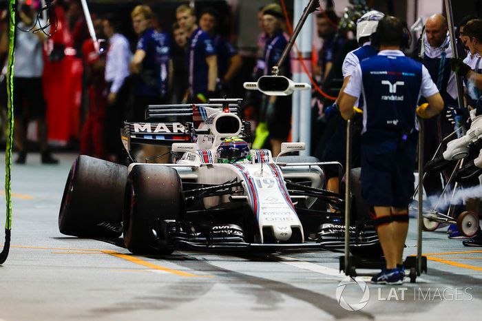 Felipe Massa, Williams FW40, en pits con una rueda trasera dañada
