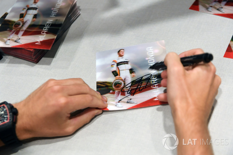 Stoffel Vandoorne, McLaren autograph card
