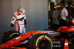 Fernando Alonso, McLaren, inspecte ses pneus dans le Parc Fermé