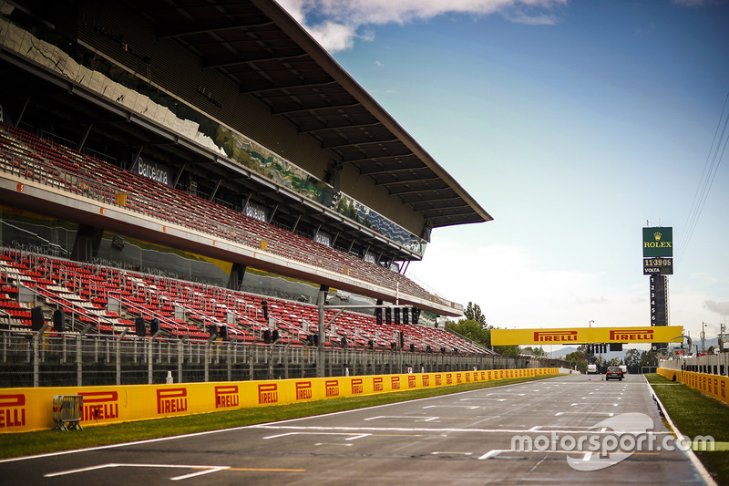 The drying main straight and grandstand