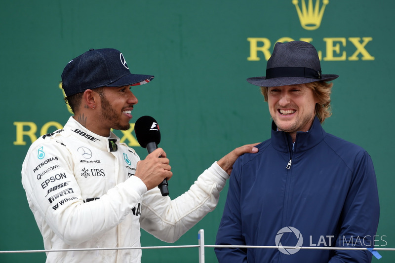 Ganador de la carrera Lewis Hamilton, de Mercedes AMG F1 celebra y Owen Wilson, Actor en el podio