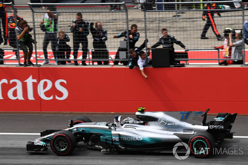 Race winner Valtteri Bottas, Mercedes AMG F1 F1 W08  crosses the line