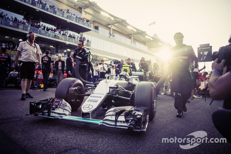 Nico Rosberg, de Mercedes AMG F1, 2016 victoria del Campeonato Mundial detrás de las cámaras