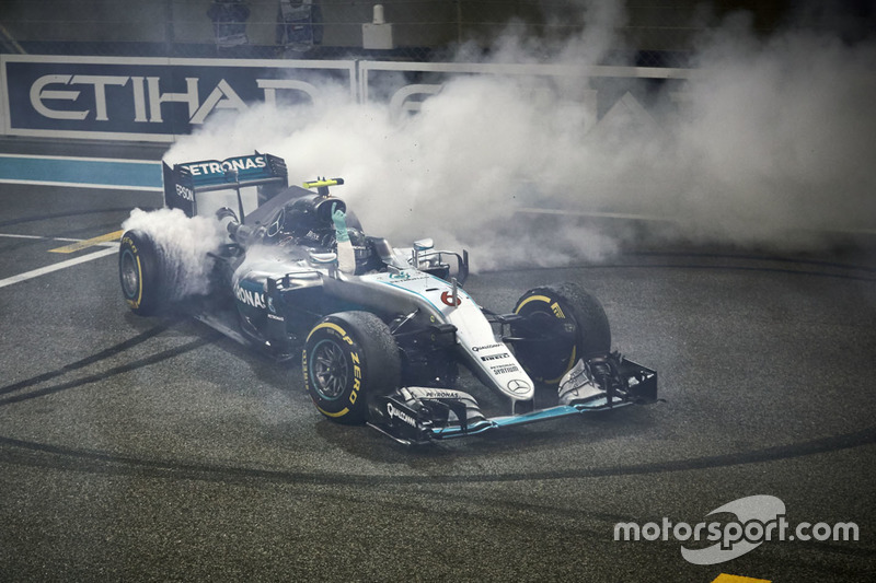 2.  Nico Rosberg, Mercedes AMG F1 W07 Hybrid  feiert seinen WM-Titel nach dem Rennen