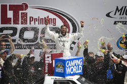Ganador de la carrera Darrell Wallace Jr., MDM Motorsports Chevrolet