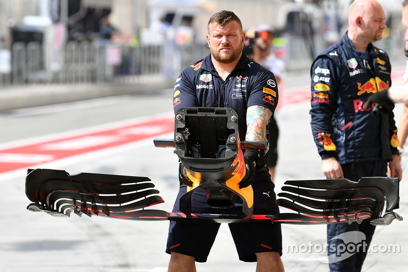 Red Bull Racing mechanic with Red Bull Racing RB13 front wing