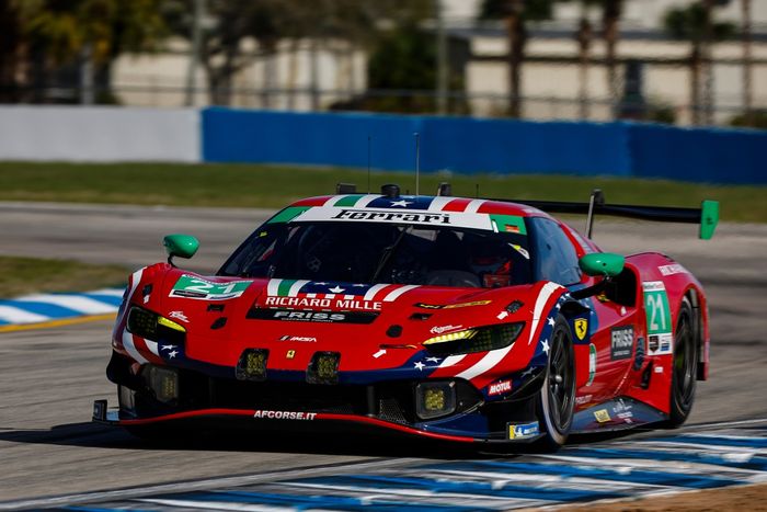 #21 Af Corse Ferrari 296 GT3 EVO: Simon Mann, Lilou Wadoux Ducellier, Antonio Fuoco