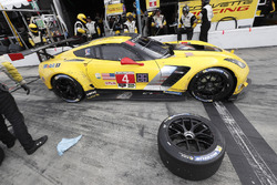 #4 Corvette Racing Chevrolet Corvette C7.R, GTLM: Oliver Gavin, Tommy Milner, Marcel Fassler, pit stop
