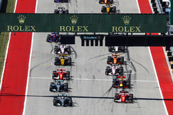 Старт гонки: Льюис Хэмилтон, Mercedes AMG F1 W08, и Себастьян Феттель, Ferrari SF70H