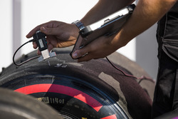 Un ingegnere Pirelli registra dei dati