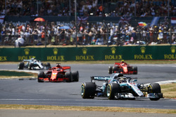 Lewis Hamilton, Mercedes AMG F1 W09, devant Sebastian Vettel, Ferrari SF71H, Kimi Raikkonen, Ferrari SF71H, et Valtteri Bottas, Mercedes AMG F1 W09