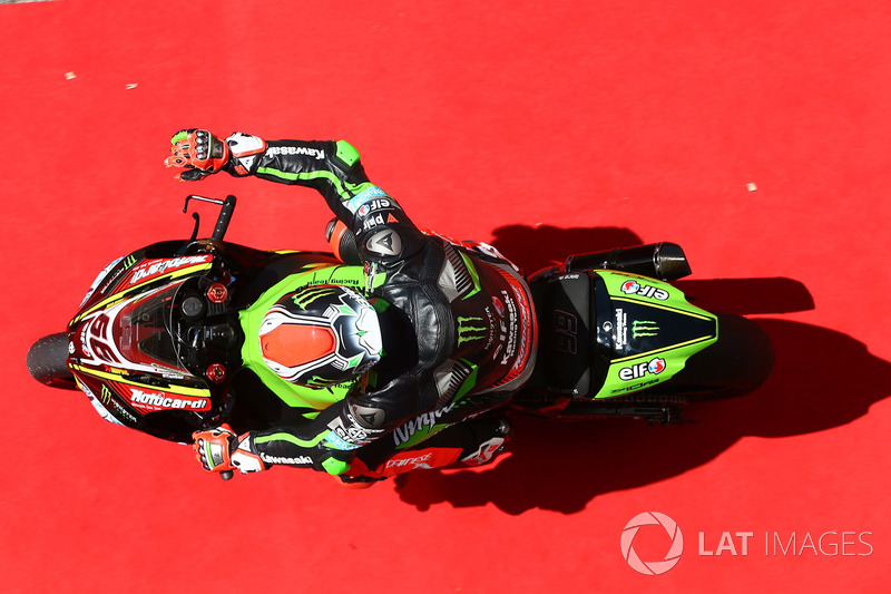 Tom Sykes sur le tapis rouge après sa pole