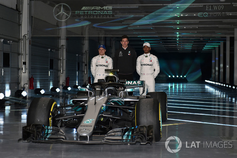 Valtteri Bottas, Mercedes AMG F1, Lewis Hamilton, Mercedes AMG F1, Toto Wolff, directeur exécutif Mercedes AMG F1