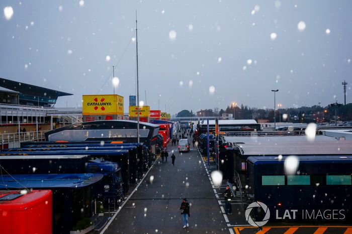 La nieve cae en el paddock