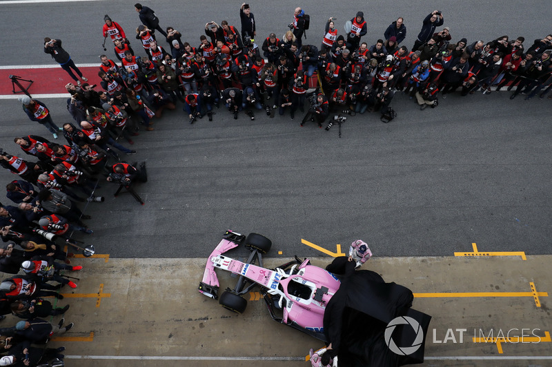 Гонщики Sahara Force India F1 Эстебан Окон и Серхио Перес, автомобиль VJM11