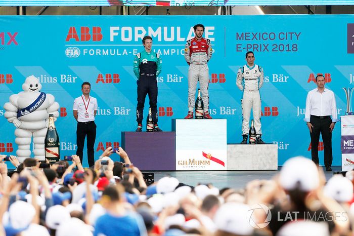 Daniel Abt, Audi Sport ABT Schaeffler, celebra con Oliver Turvey, NIO Formula E Team, Sébastien Buemi, Renault e.Dams